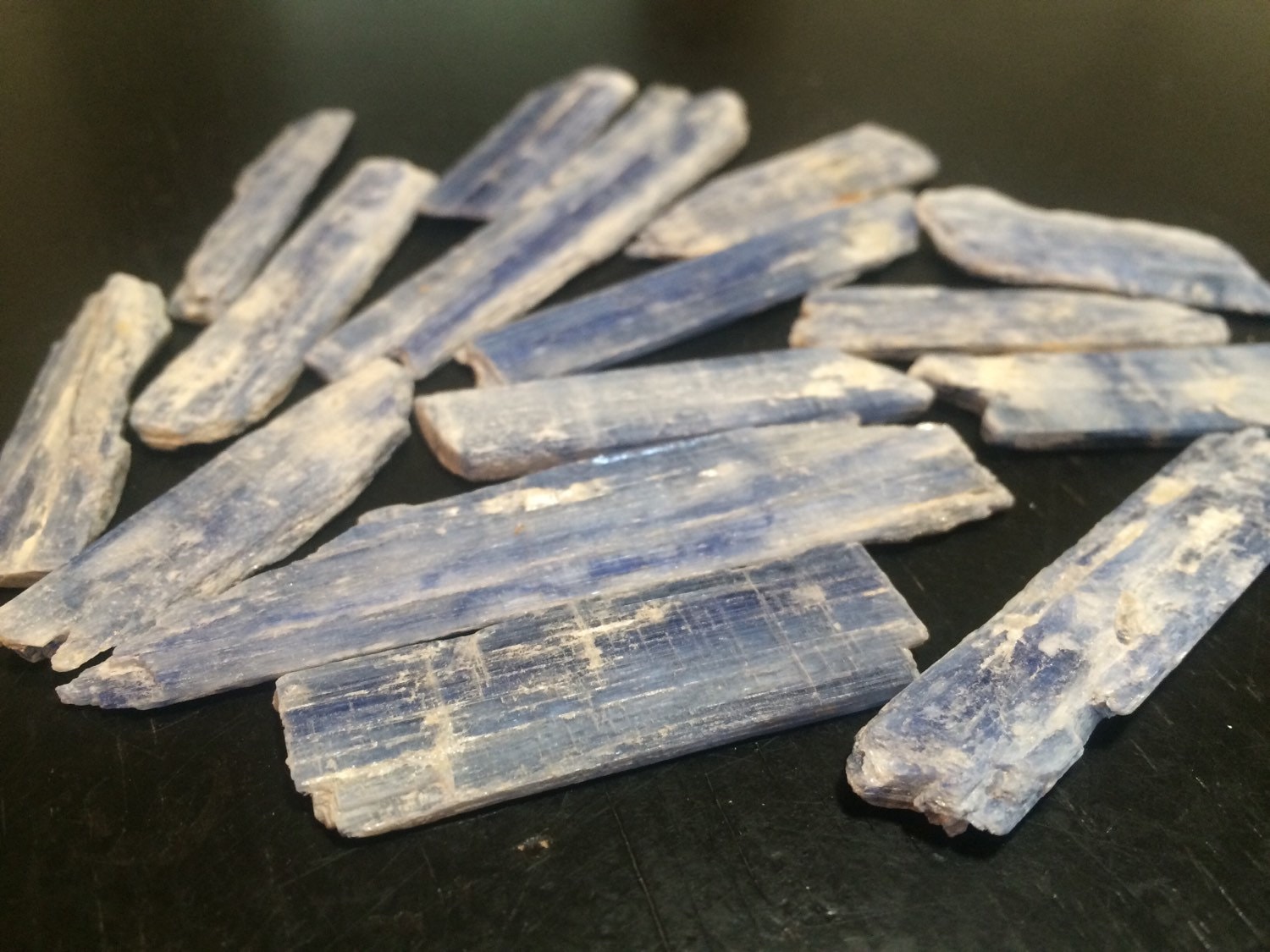 Cianite blu - Cianite blu grezza - Pietra di cianite grezza - Cristalli e pietre - Lama di cianite blu naturale - Cristallo di cianite grezzo
