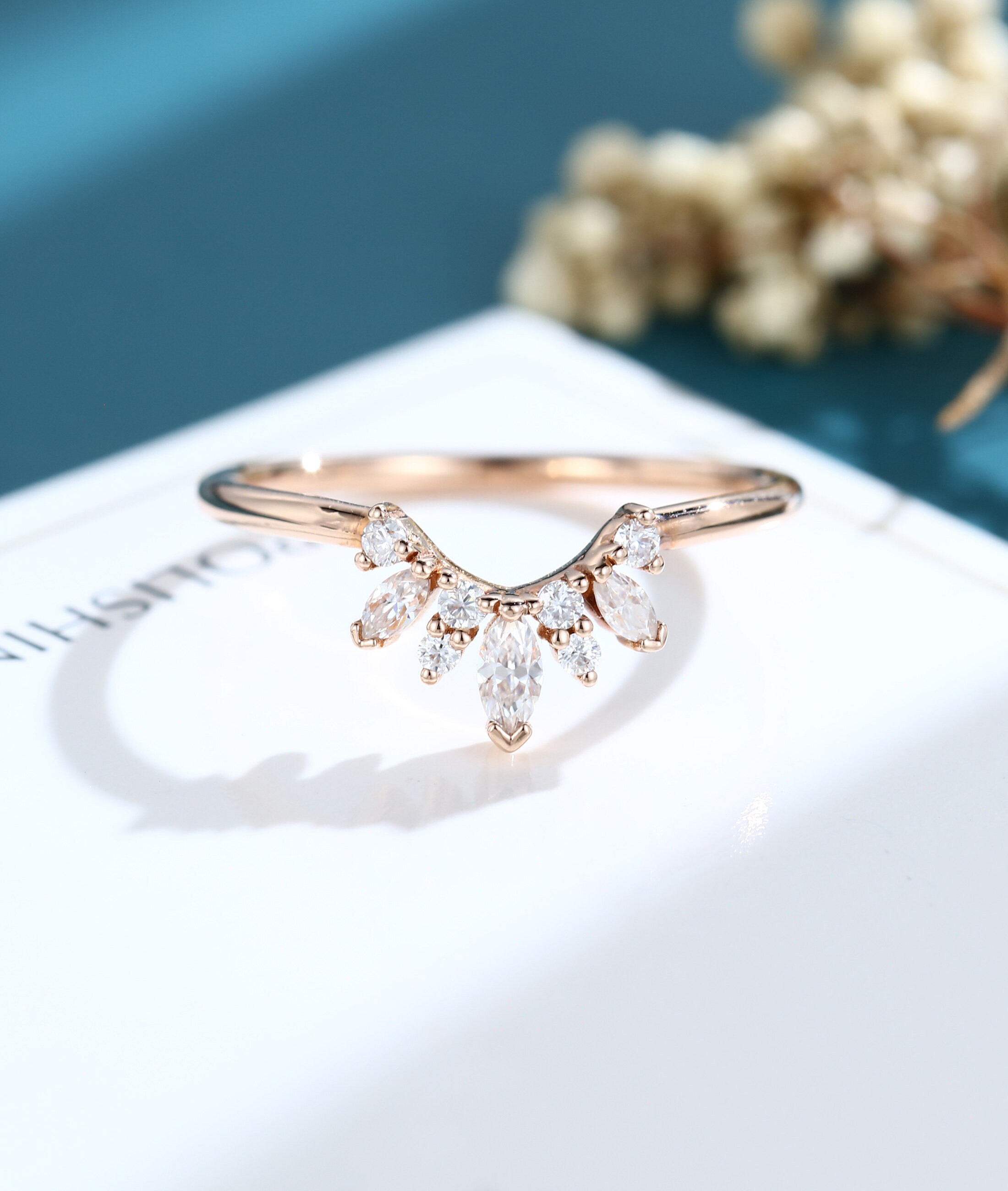 Fede nuziale con moissanite, fede nuziale in oro rosa, fede nuziale vintage, fede nuziale unica curva, fede nuziale impilabile abbinata, fede nuziale