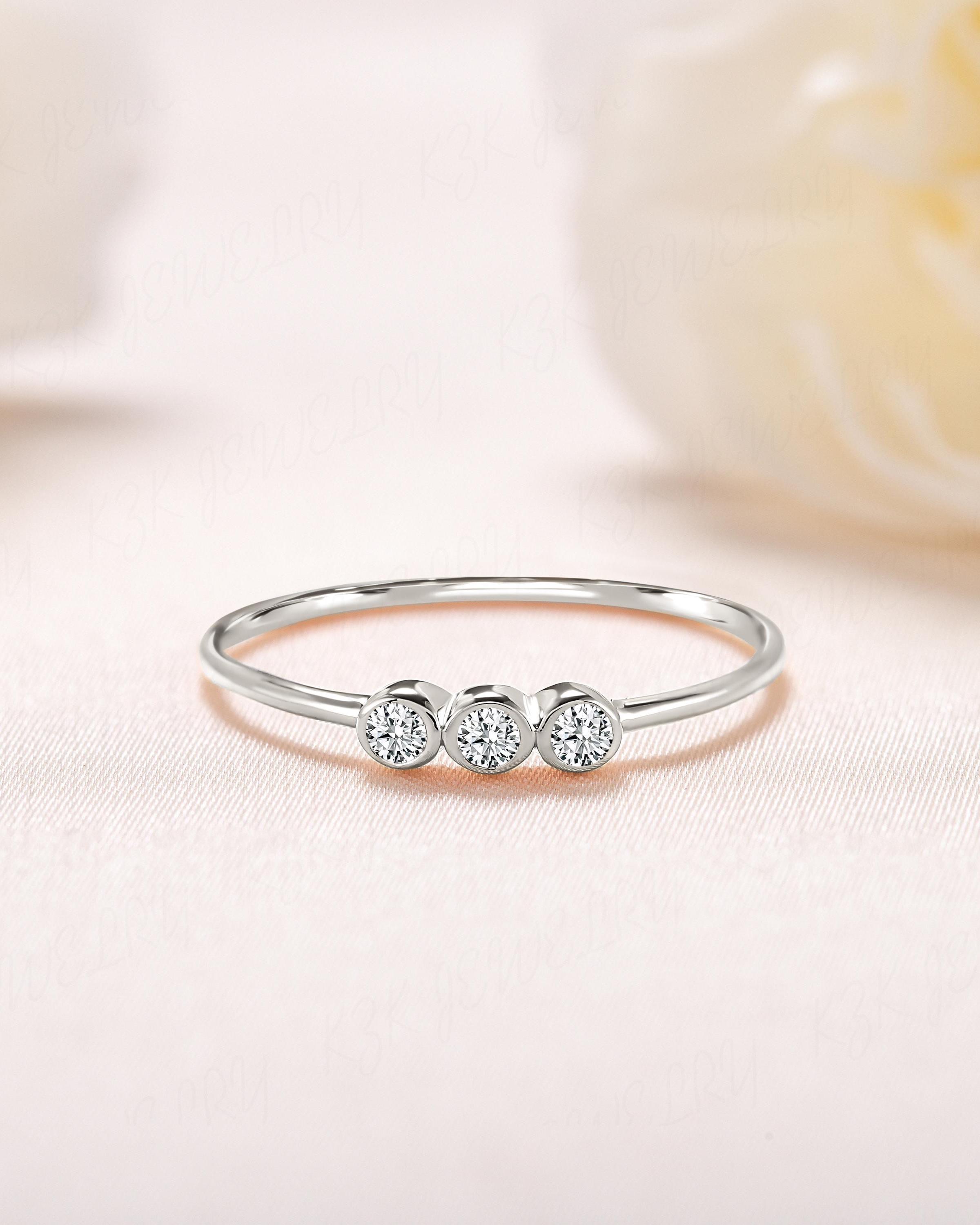 Delicato anello di fidanzamento in oro bianco 14k con 3 diamanti e zirconi cubici per lei, anello minimalista in oro impilabile, piccolo anello di fid