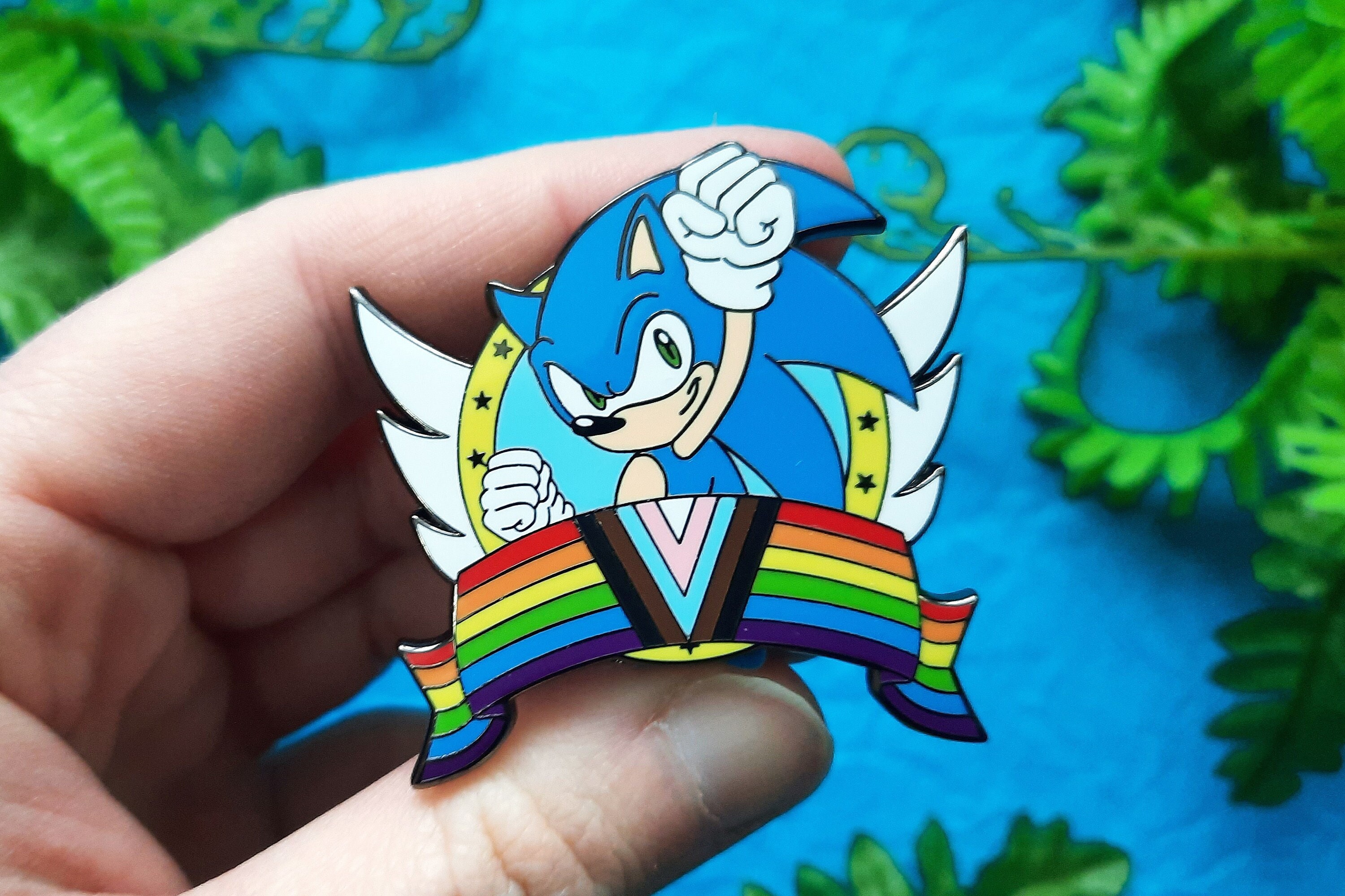 Spilla smaltata Sonic Pride, combattente per la libertà, spilla con bandiera del progresso, spilla Gay Pride, regali queer per giocatori, spilla smalt
