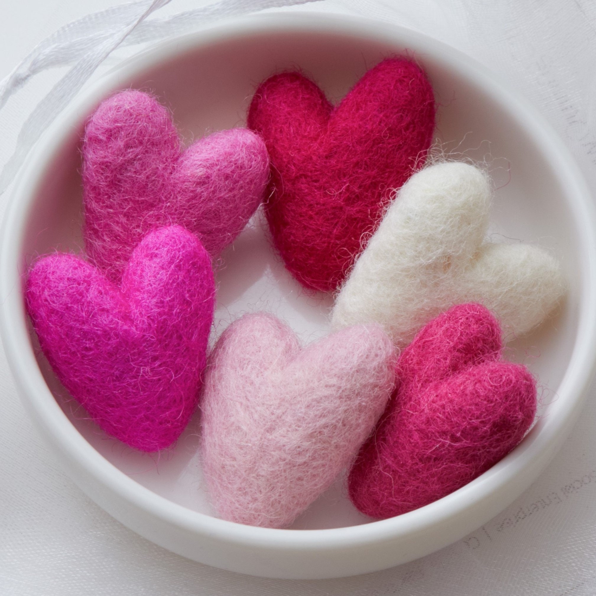 Set di 6 mini cuori in feltro di lana - Cesto primaverile, decorazione per ciotole a forma di cuore, set regalo per la festa della mamma con piattino
