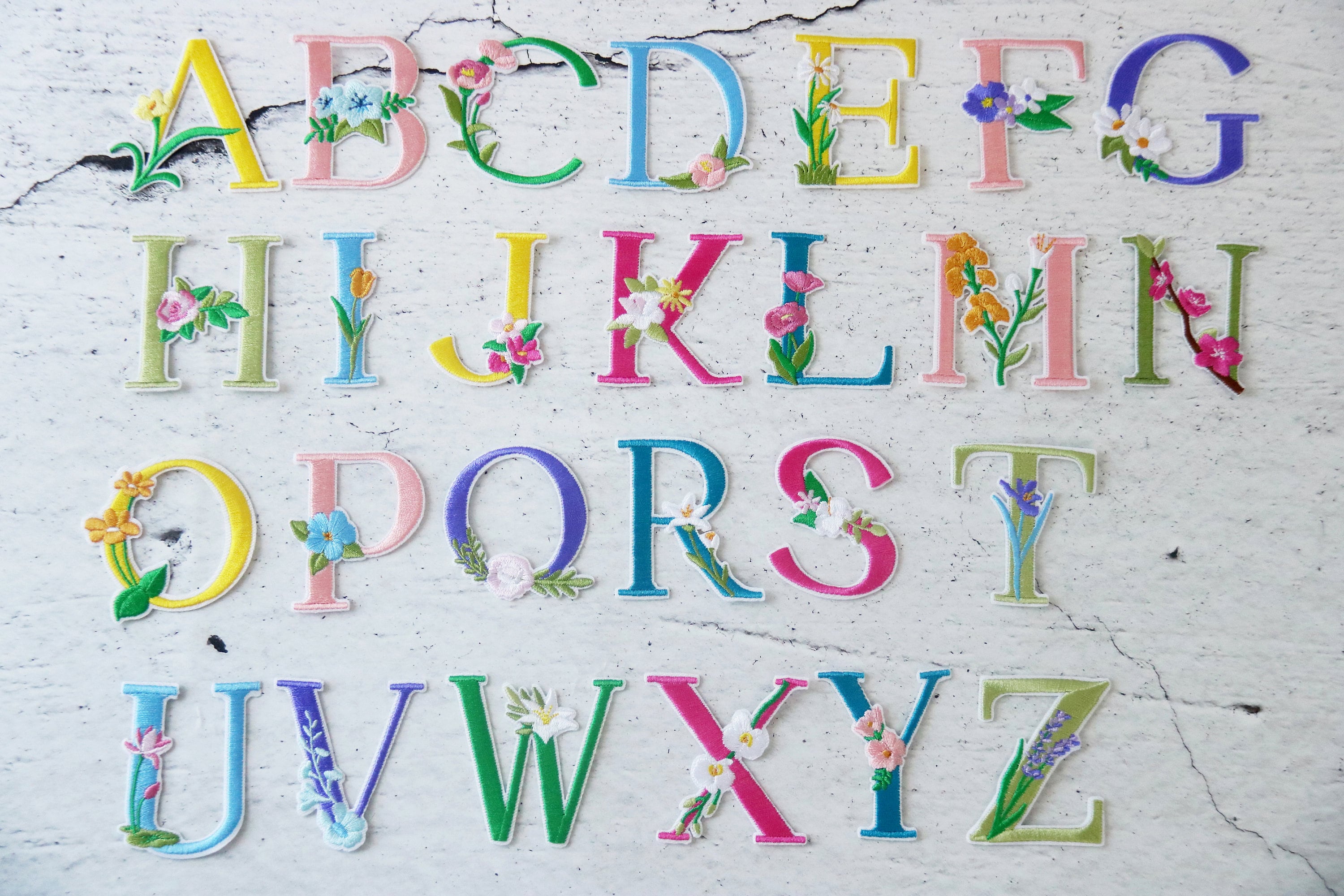 toppa con lettere personalizzate con carattere floreale, toppa con lettera floreale, toppa termoadesiva, toppa ricamata, toppa con alfabeto, toppa con
