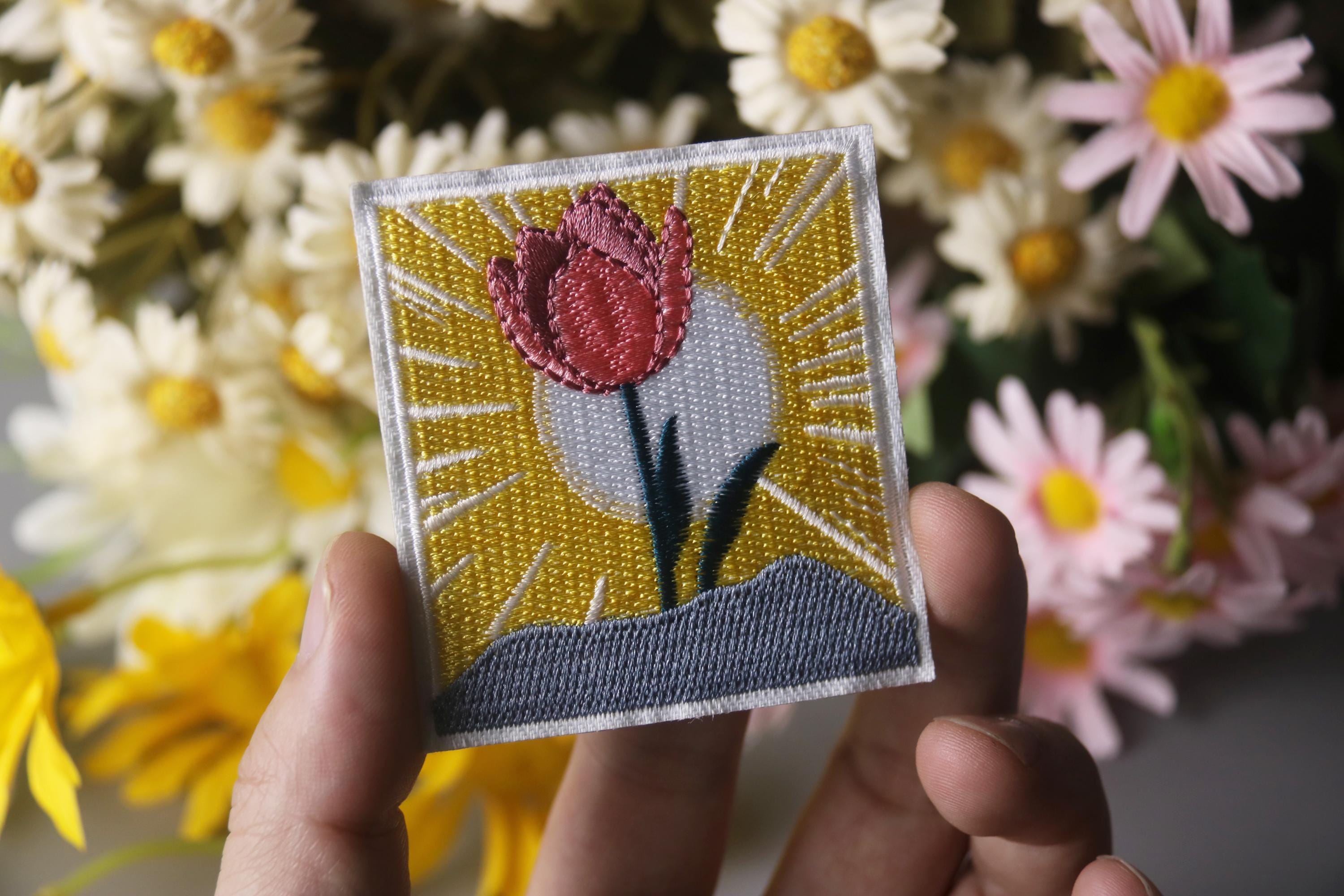 toppa tulipano, toppa sole, fiore, toppa stirabile, toppa adesiva, toppa ricamata, toppa divertente, toppa estetica, toppa meravigliosa