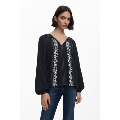 Blouse with contrast embroidery