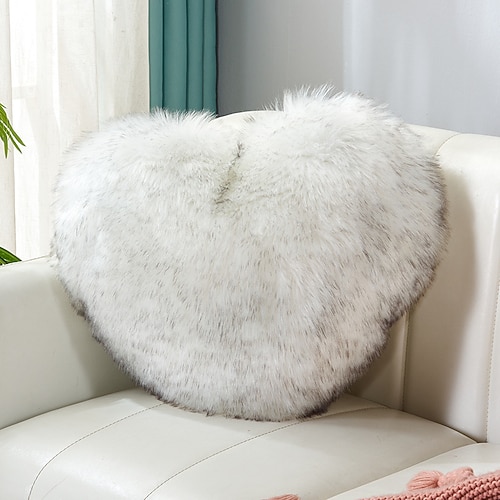 Herzförmiges Kissen in Weinrot und Grau zum Valentinstag, Dekokissen aus Kunstfuchsfell, weiches, flauschiges Kissen für Sofa, Sessel, Bett, Wohnzimmer, kuscheliges Wohnaccessoire Image