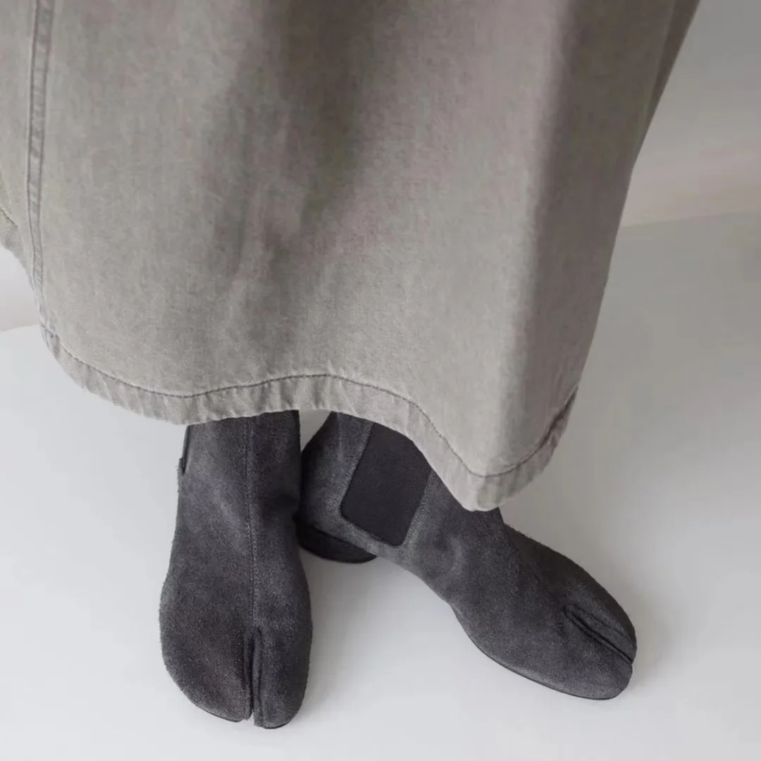 Graue Retro-Design-Mode für Damen, kurze Stiefeletten, quadratische Tabi-Zehe, klobiger runder niedriger Absatz, Nubuk-Herbst-Winter-Damenschuhe