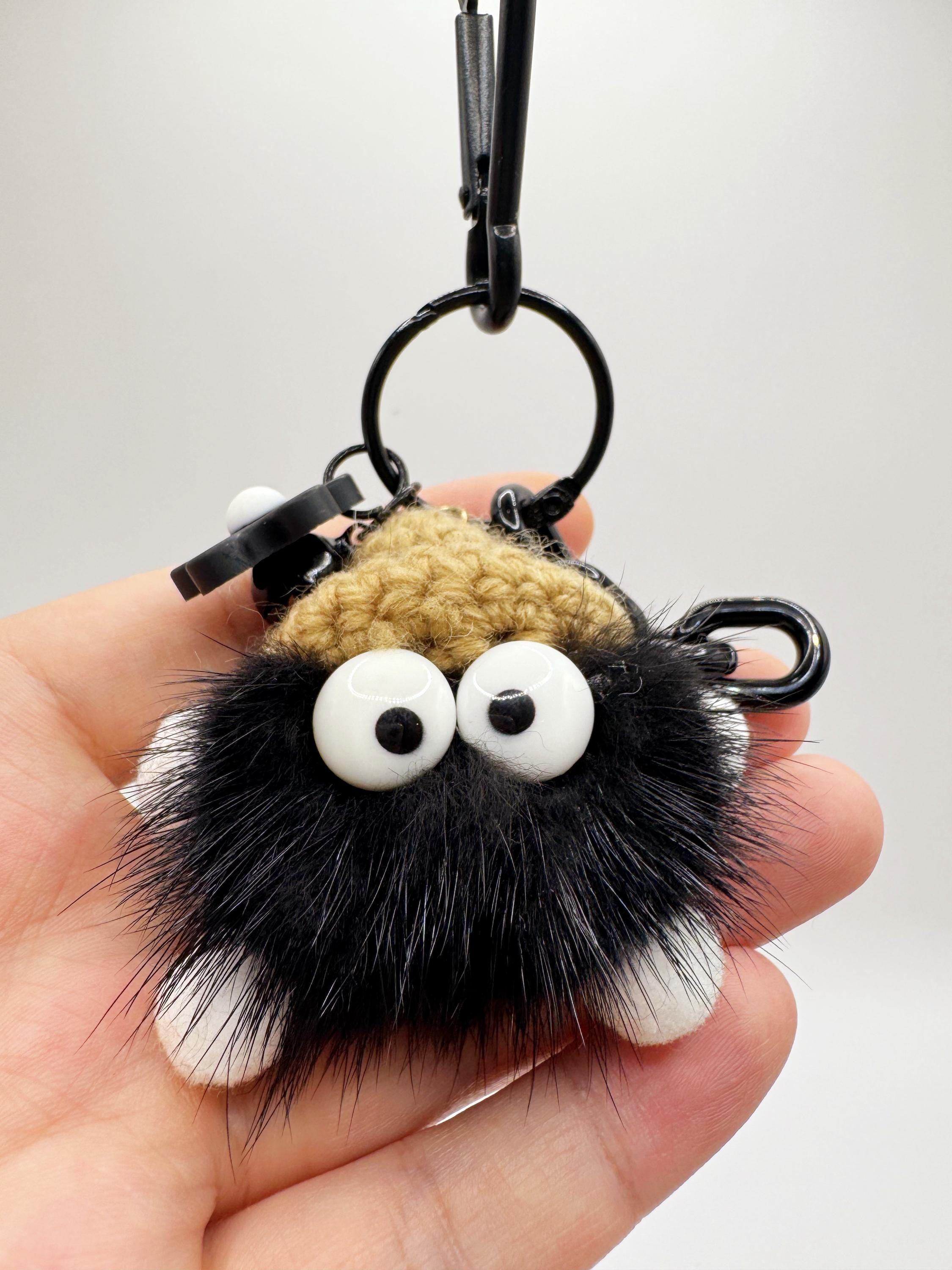 Portachiavi Black Soot Sprite - Ciondolo di peluche peloso ispirato agli anime con campanellino - Accessorio kawaii gotico fatto a mano