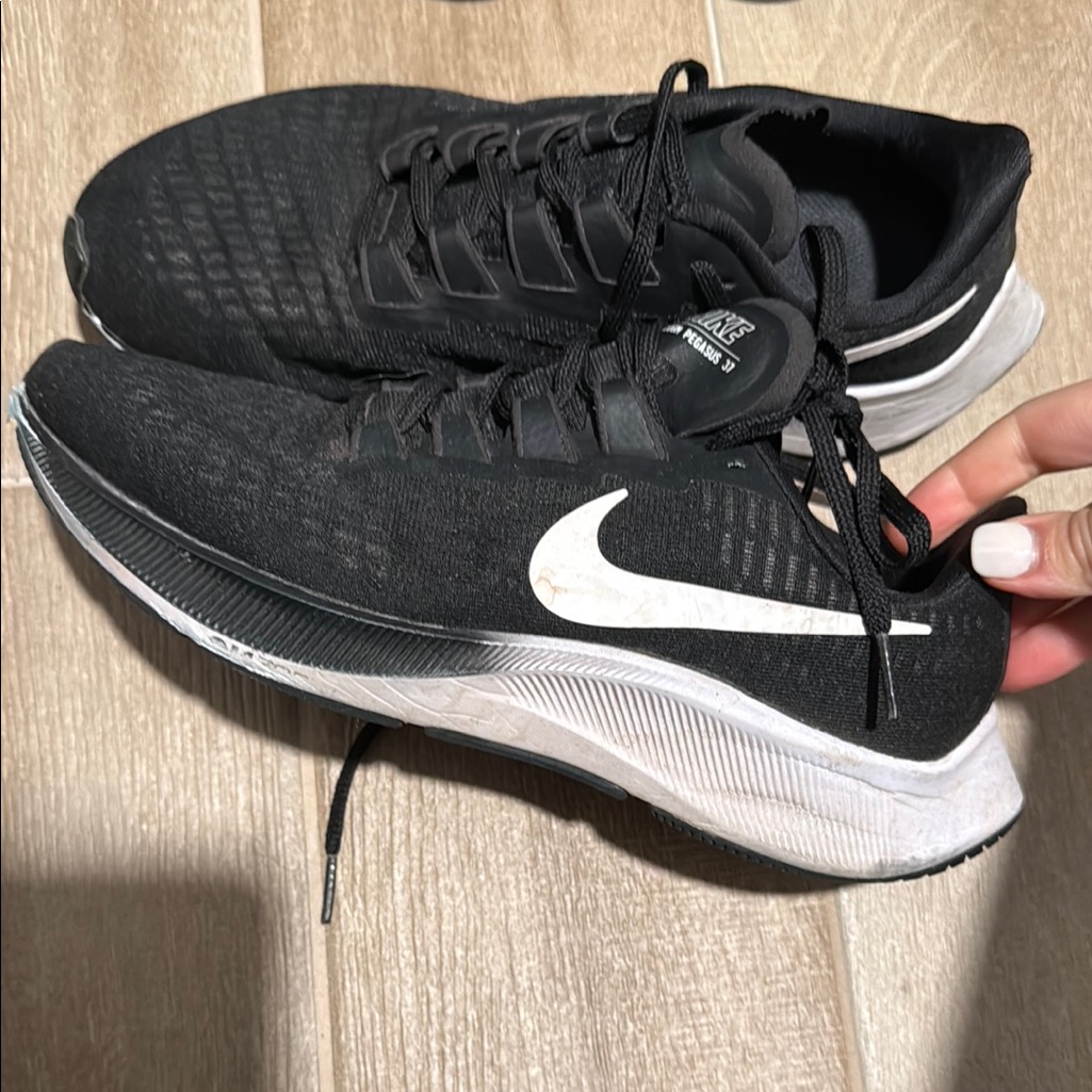 Nike Shoes | Clear Out Nike Black And White Athletic Shoes With Cushioned Comfort | Color: Black/White | Size: 8