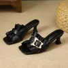 Sommer frauen Hausschuhe Elegante Schmetterling Schnallen Heels Plissee Mikrofaser Leder Sandalen Sexy Open-toe Stilettos Frauen Schuhe