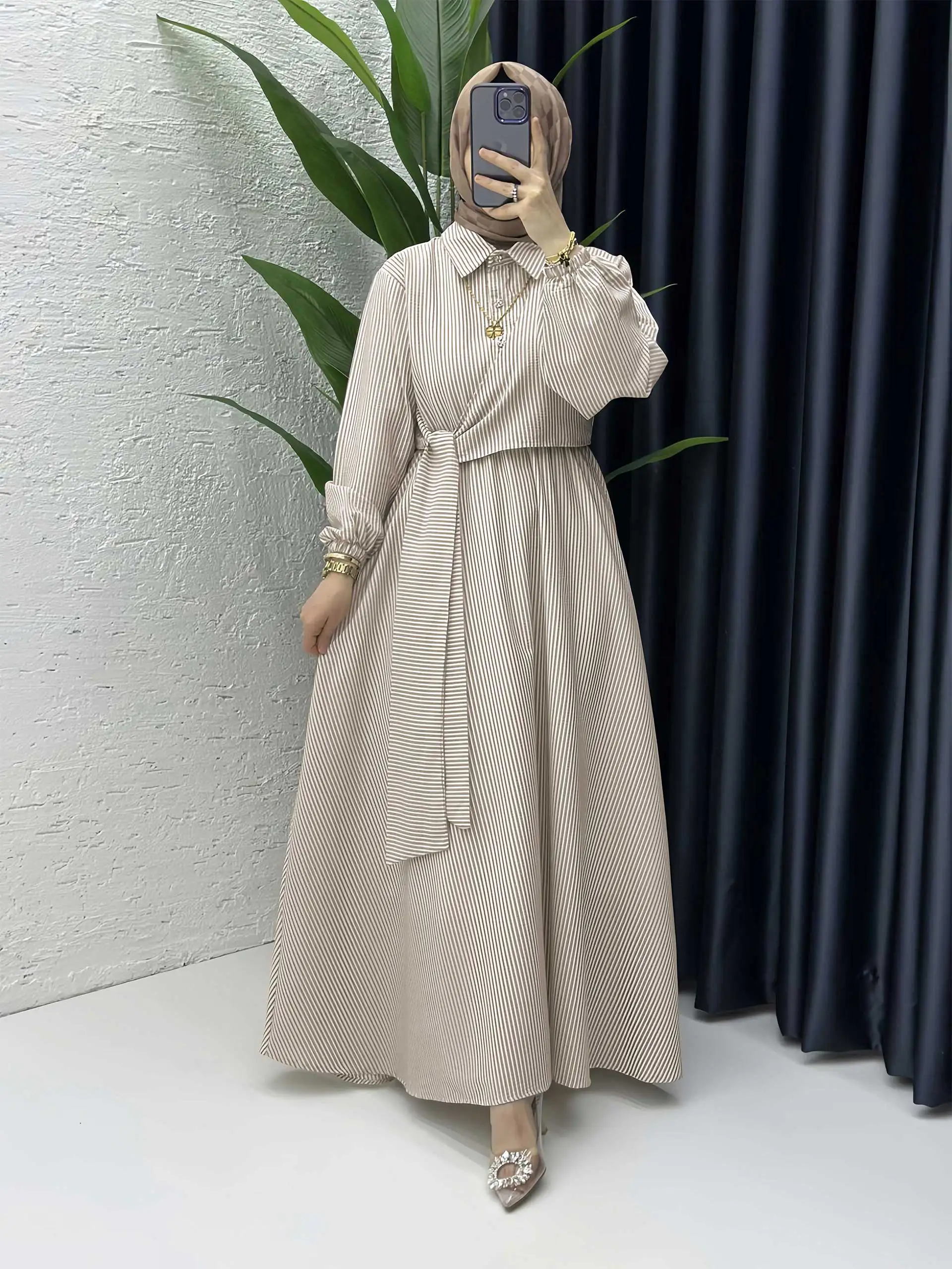 Von Dubai inspirierte beige gestreifte Abaya mit Hemdkragen und Gürtel an der Taille, ideal für arabische, urbane Chic- und Moscheenfreundliche Auslässe