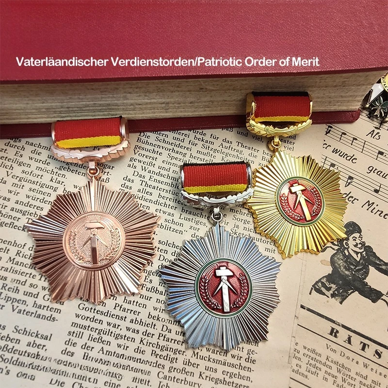 Der Orden des Verdiens der Ostdeutscher Republik. Goldene, silbrige und bronzefarbene Bandmedaille. 【Box Pack】Nichtensammlungshandwerk