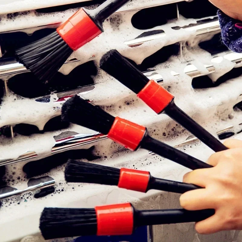 Kfz-Reinigungswerkzeug, Autowaschbürste, Detail, Klimaanlage, Armaturenbrett, Luftauslass, Radbürste, Autowaschhandschuhe, Reinigungshandschuhe Image