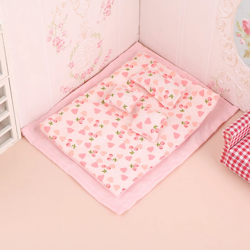 1Set 1:12 Puppenhaus Miniatur Bett Vier Stück Bett Set Bettlaken Quilt Kissen Quilt Abdeckung Schlafzimmer Bettwäsche Modell Dekor spielzeug