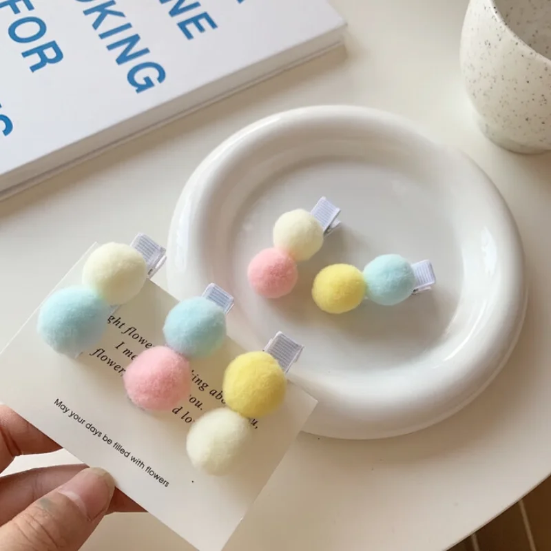 1 Stück niedliche, cremefarbene, süße, mädchenhafte Pom-Pom-Haarnadeln mit Farbblockierung, Bang-Clips und Seitenclips für streunende Haare, Cartoon Image