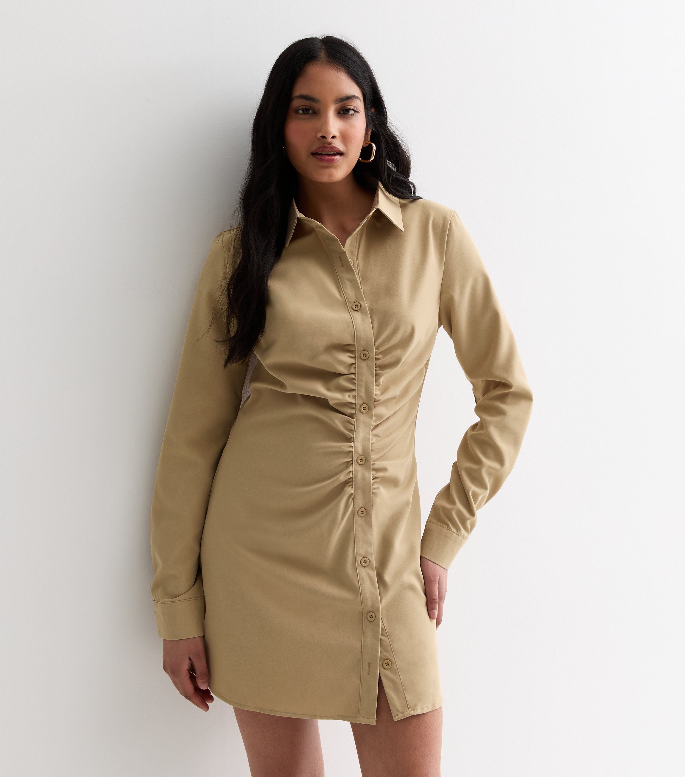 Asymmetrisches Hemdblusenkleid mit Rüschen aus Stein Image