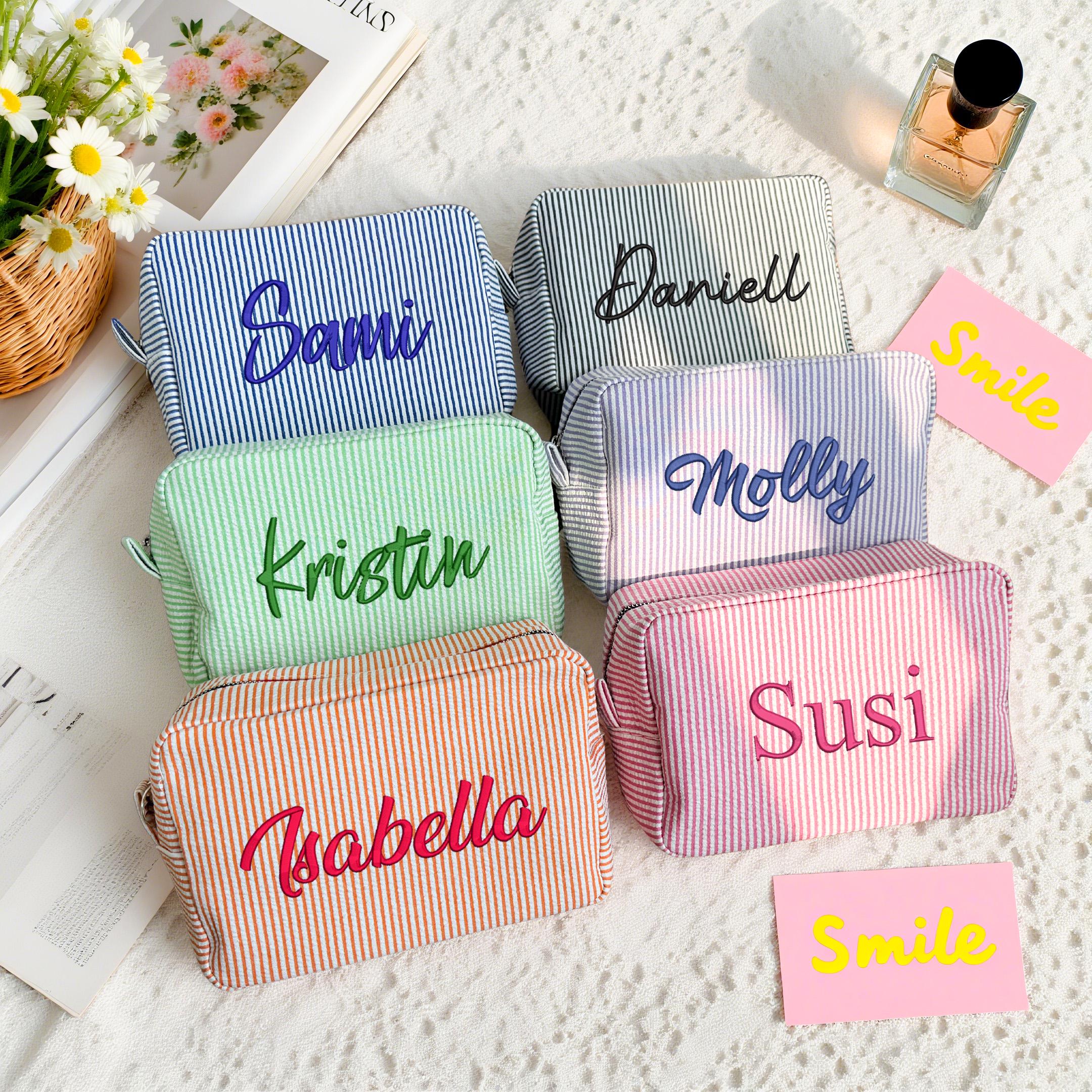 Pochette per il trucco in seersucker con nome ricamato, Pochette per il trucco, Pochette per il trucco da damigella d'onore, Pochette per il trucco co