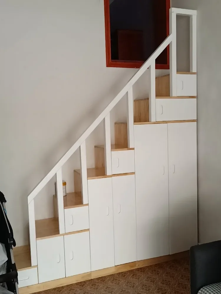 Leiterschrank aus massivem Holz. Treppenschrank für den Innenbereich. Ober- und Unterbett-Treppenschrank. Massivholz