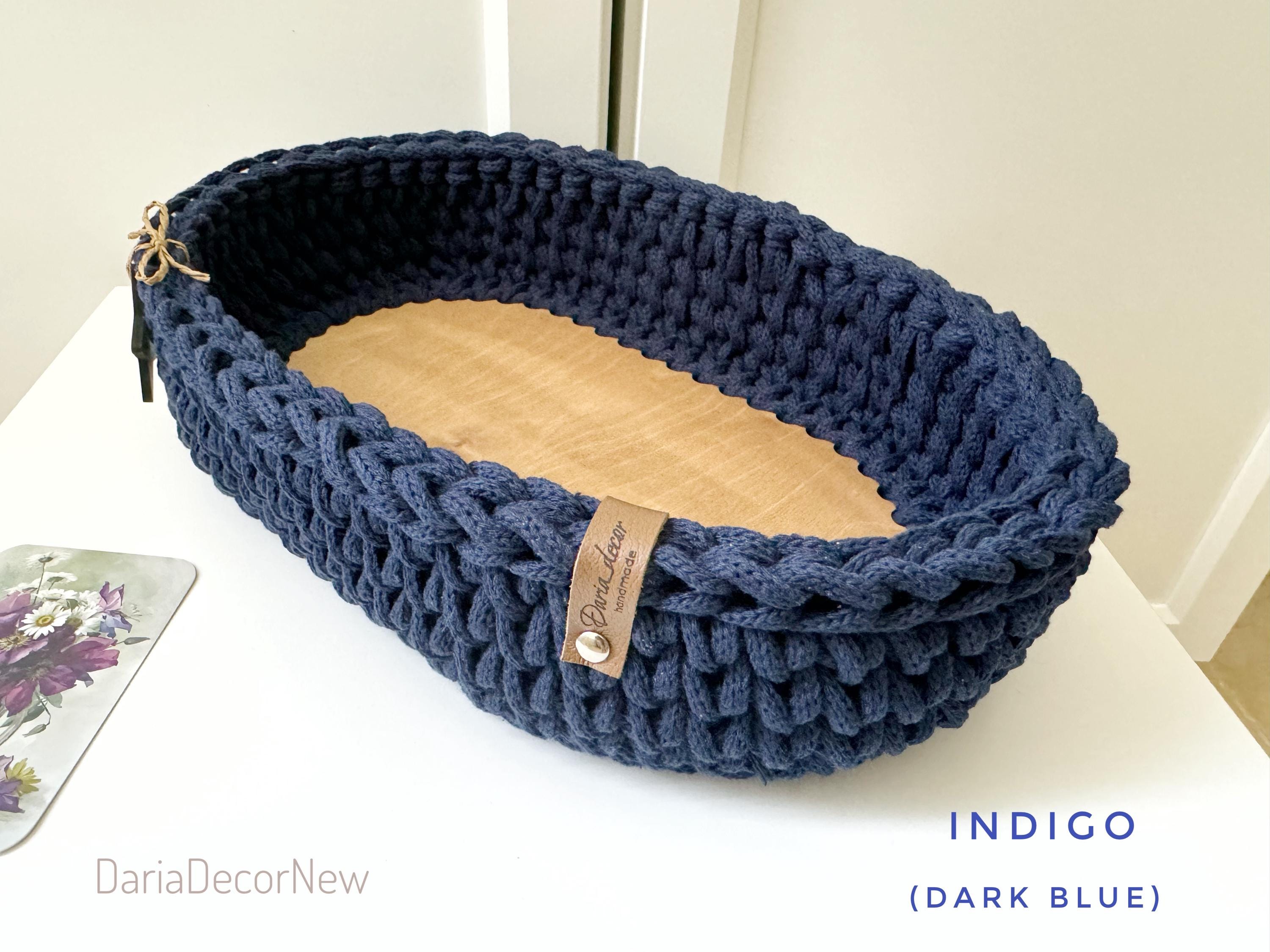 Cestino in cotone all'uncinetto: organizer da comodino con vassoio in legno