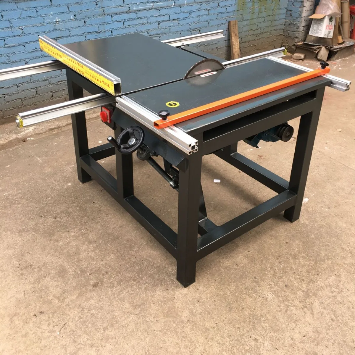 1,5 m lange Holzbearbeitungsmaschinen und -ausrüstung, einfache Schiebetischkreissäge, 90-Grad-45-Grad-Plattenkreissäge mit runder Schiene, Schubtisch Image