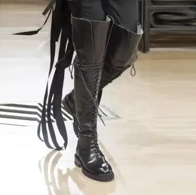 Britischer Stil, schwarz, glänzendes, mattes Leder, runde Zehenpartie, überkreuzte Schnürung vorne, flache Overknee-Stiefel, Freizeit-Oberschenkel-lange Stiefel