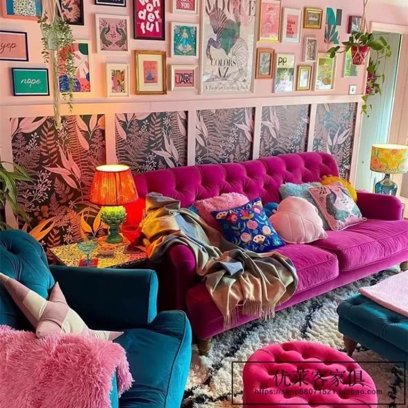 Retro B & B Doppelsofa aus rosarotem Samt, kleines Apartment, Wohnzimmer, amerikanisches Dreifachsofa aus Stoff mit Schnalle Image