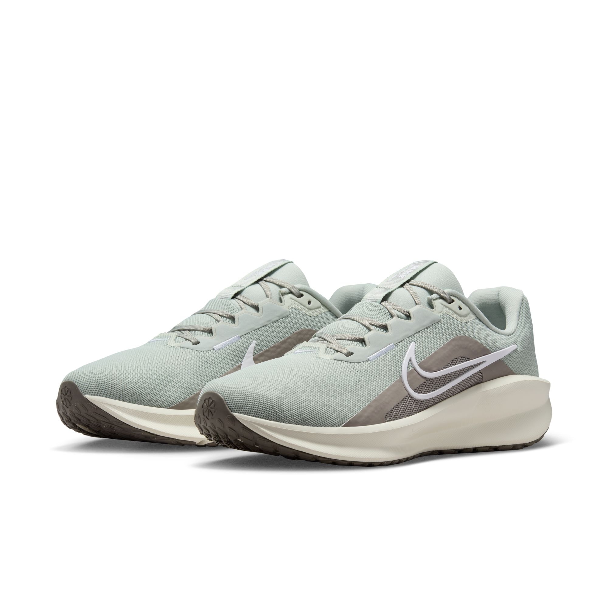 Laufschuh NIKE "DOWNSHIFTER 13", Gr. 42,5, silber (light silber, weiß, college grau, sail), Synthetik, Textil, Schuhe