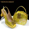2025, elegantes gelbes Damen-Schuh- und passende Taschen-Set mit hohem Absatz und Strass-Akzenten – stilvolles quadratisches Zehen-Design für Partys