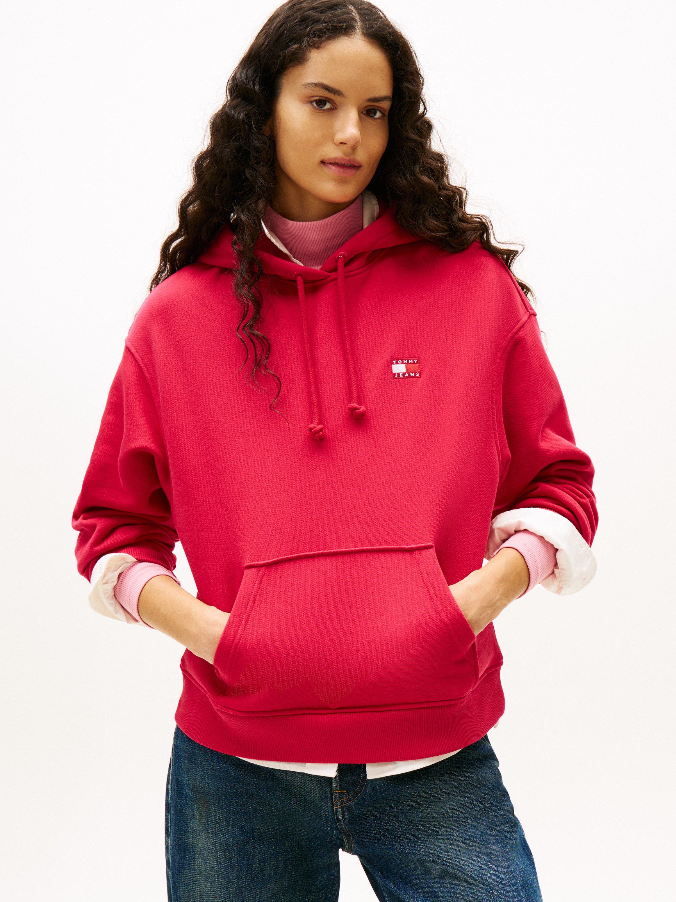 Hoodie TOMMY JEANS "TJW BXY BADGE HOODIE EXT", Damen, Gr. S (36), rot (ruby rhubarb), Sweatware, Obermaterial: 100% Baumwolle, unifarben, Casual, bequem hüftlang, Rippbündchen, Sweatshirts, mit Logo-Badge
