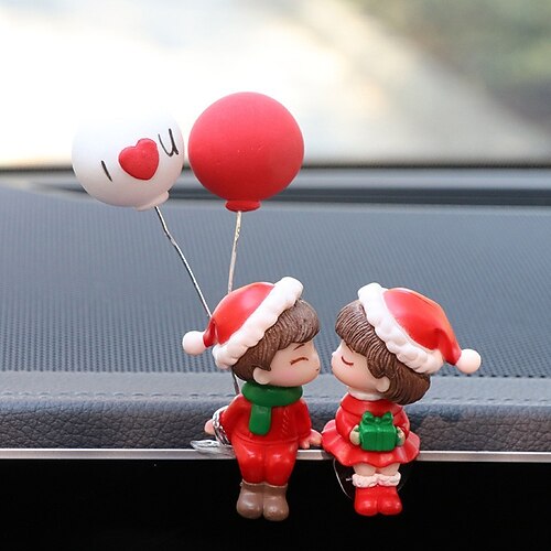 Weihnachtsschmuck fürs Auto – festliche Paarpuppe mit rotem Ballon, Armaturenbrettdekor aus Harz für Feiertage, Autoinnendekoration, Weihnachtsdekorationen, Weihnachtspuppe, Armaturenbrettdekor fürs Image