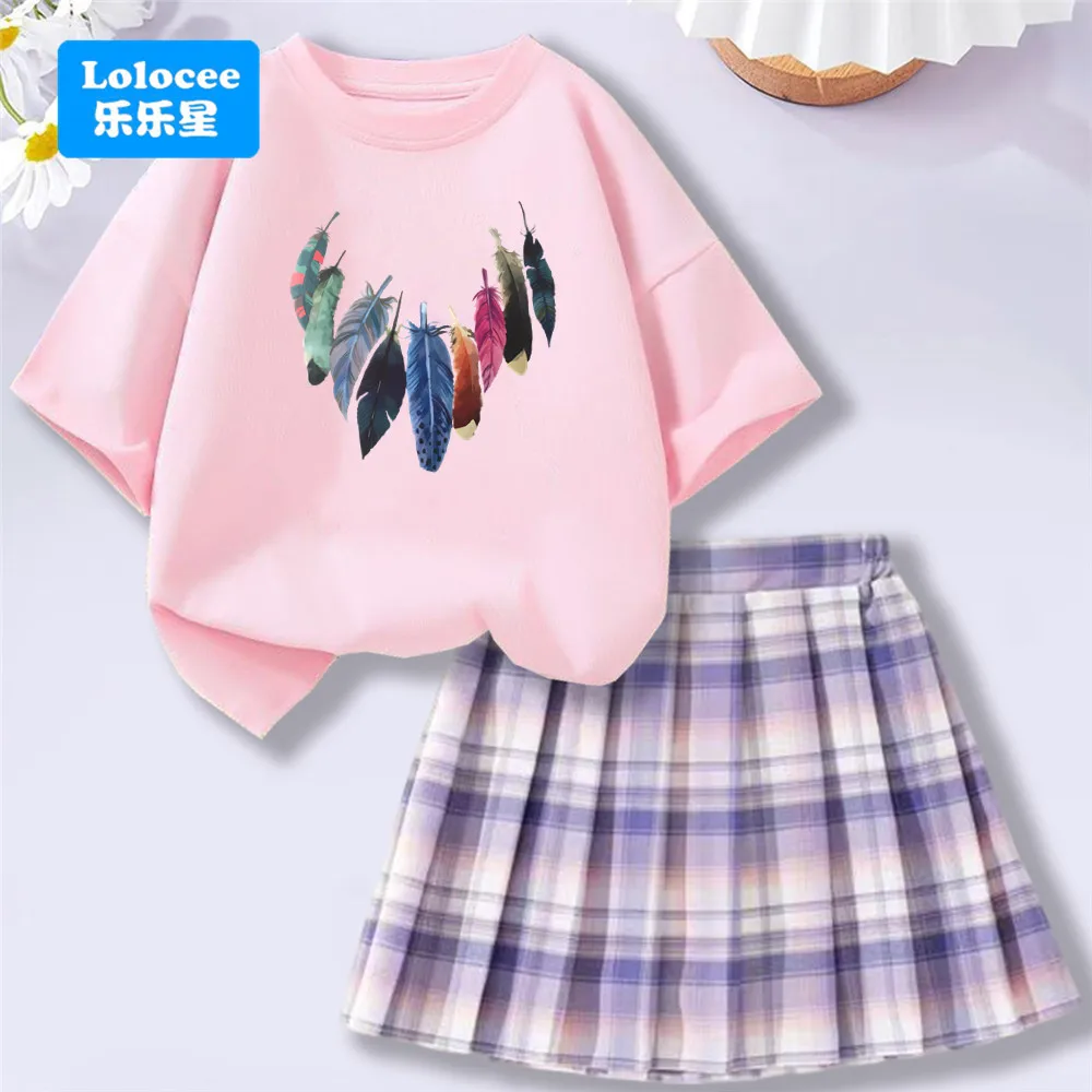 Modisches Outfit für Mädchen – Buntes T-Shirt mit Federdruck + karierter Rock, zweiteiliges Set, Sommermode für Studenten, süße Röcke, Geschenk Image