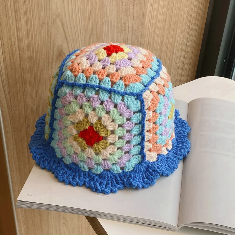 Handgestrickte Fischermütze mit Sonnenblumenmuster, blau umrandete Zuma-Mütze, buntes Patchwork-Design, gerüschte Garnmütze, geeignet für Frauen, süßer und süßer Herbst- und Winter-Reisestil Image