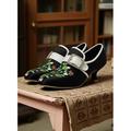 scarpe da donna nere con tacco a gattino ricamate in stile vintage e fibbia di strass: eleganti décolleté floreali per abiti retrò, scarpe in costume e feste in stile Gatsby