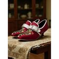 scarpe da donna nere con tacco a gattino ricamate in stile vintage e fibbia di strass: eleganti décolleté floreali per abiti retrò, scarpe in costume e feste in stile Gatsby