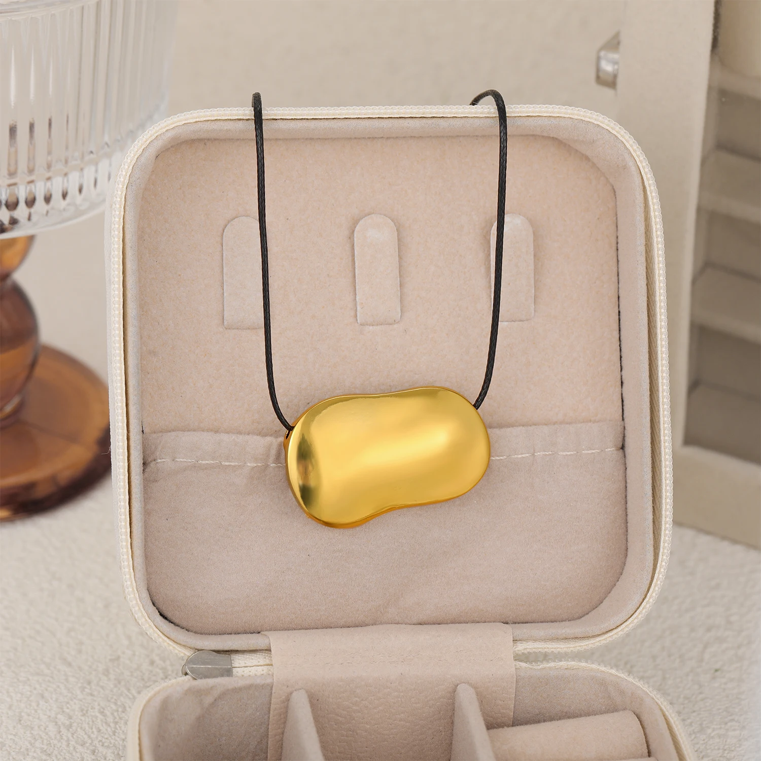 Modeschmuck Frauen Einfache Unregelmäßige Große Glänzende Goldene Anhänger Halskette Schwarz Wachs Seil Einstellbar Wasserdicht 18 Karat Vergoldet