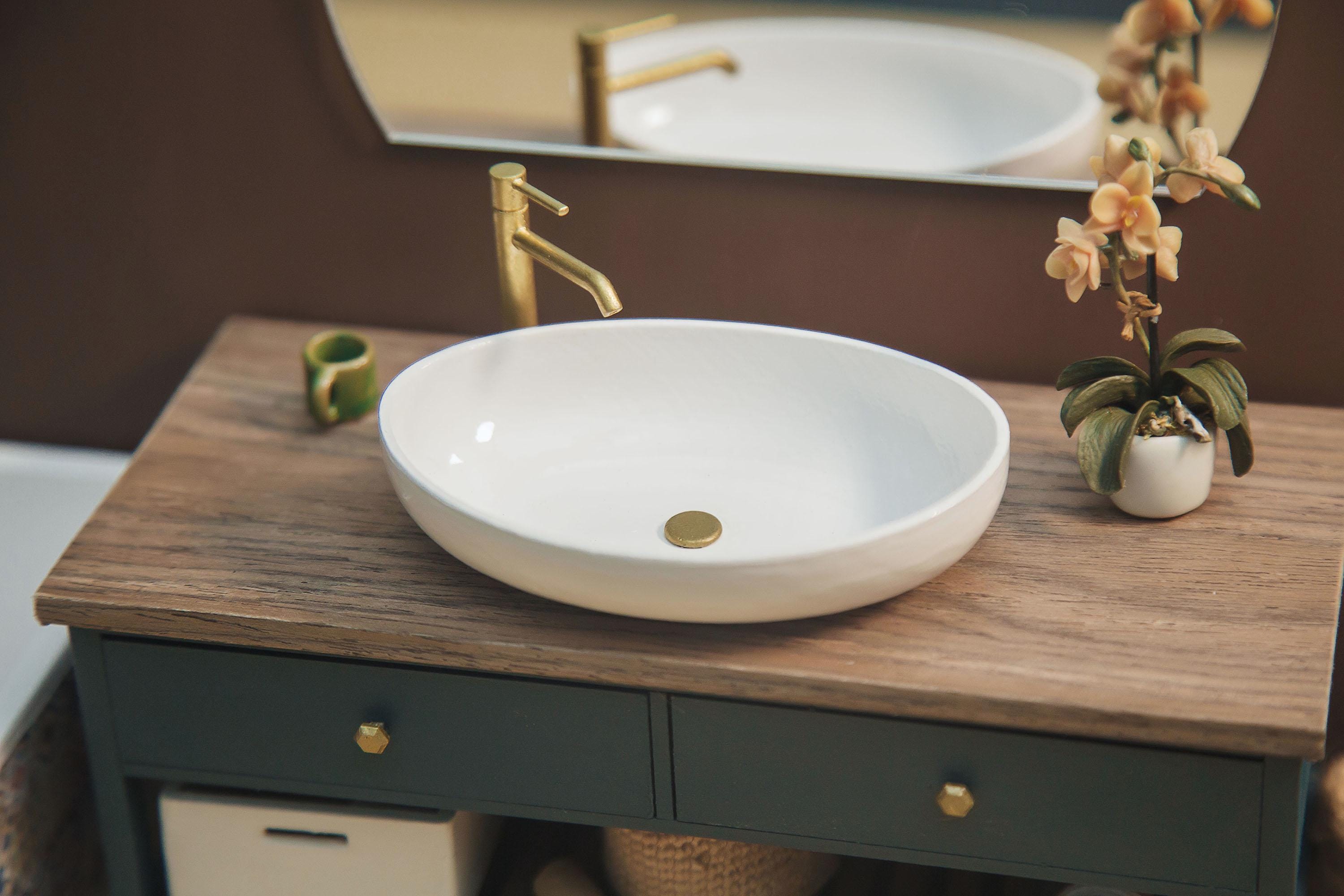 Lavandino in miniatura in scala 1/6 con rubinetto per le popolari bambole fashion da 12 pollici. Mobili da bagno realistici, vasca per casa delle bamb