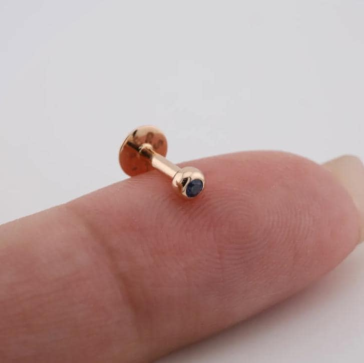 Orecchino a perno con pietra singola in oro massiccio 14 carati con zaffiro naturale * Orecchino a perno in oro massiccio 14 carati * Piercing in oro