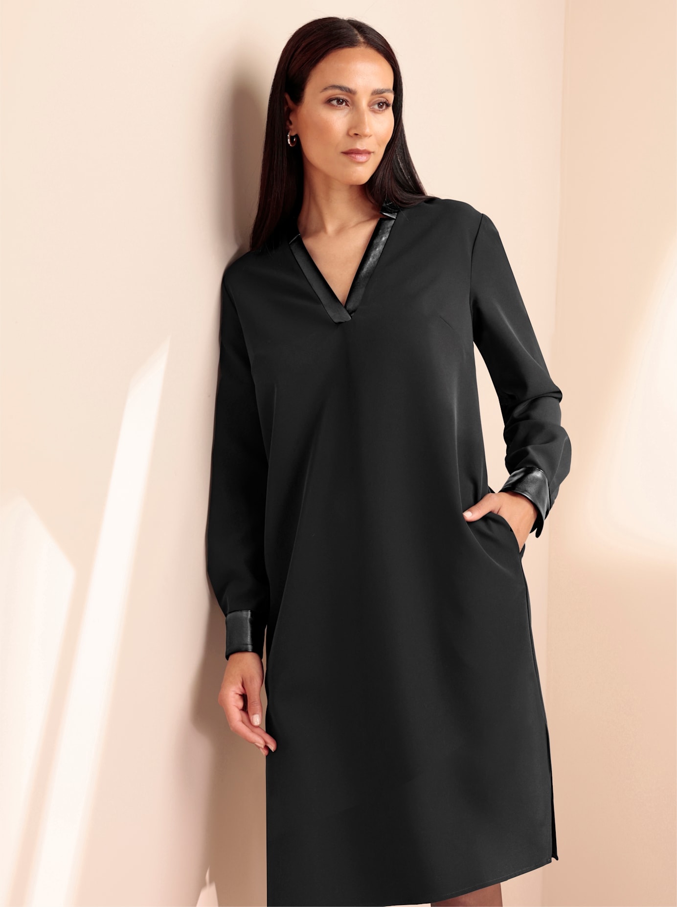 Jerseykleid HEINE "Jersey-Kleid", Damen, Gr. 44, Normalgrößen, schwarz, Jersey, 95% Polyester, 5% Elasthan, Lederimitat:100% Polyester, unifarben, kurz, V-Ausschnitt, Kleider, Topseller Image
