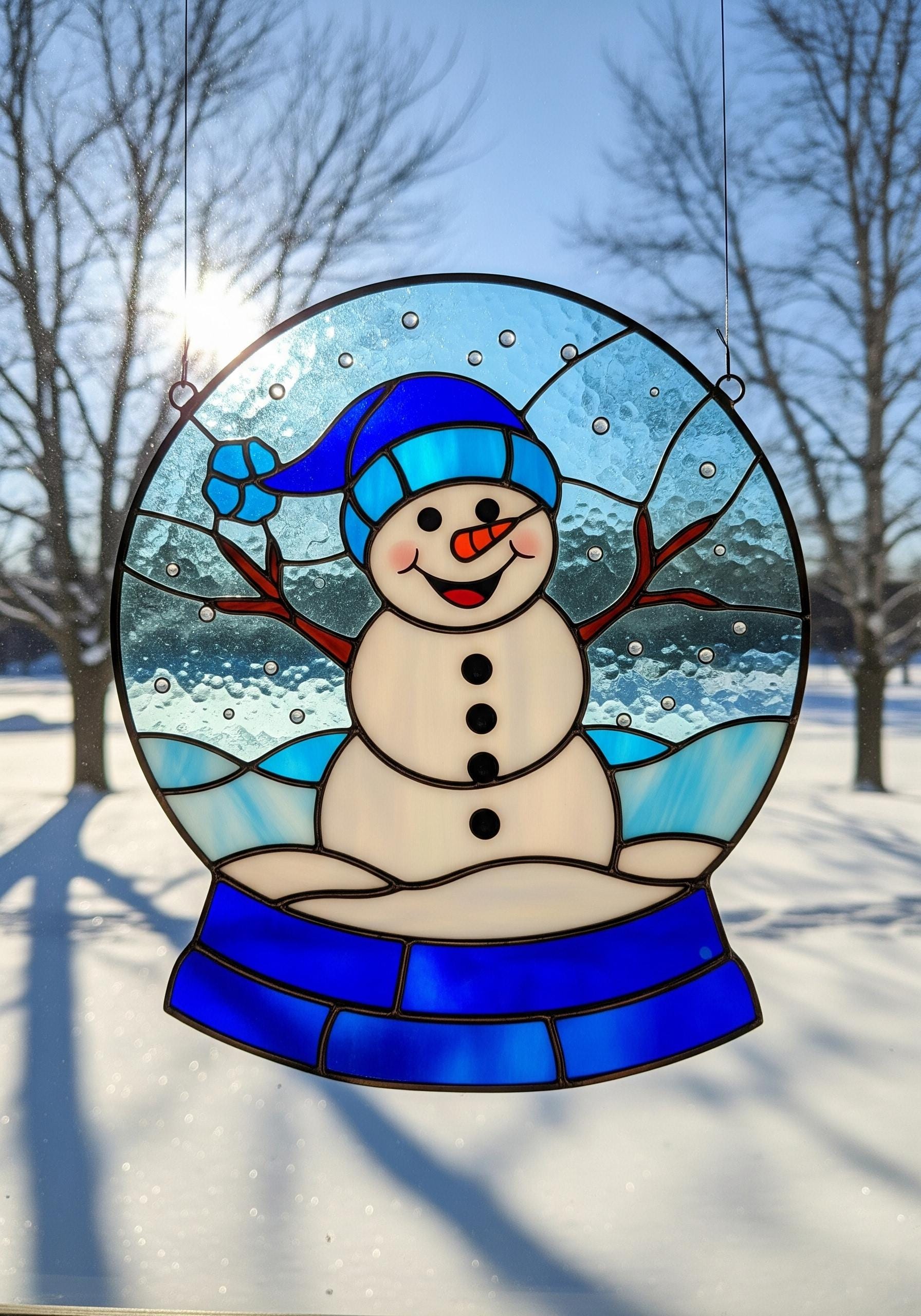 Acchiappasole in vetro colorato con pupazzo di neve in un globo di neve, modello in PDF per vetrate colorate con pupazzo di neve blu, decorazioni per