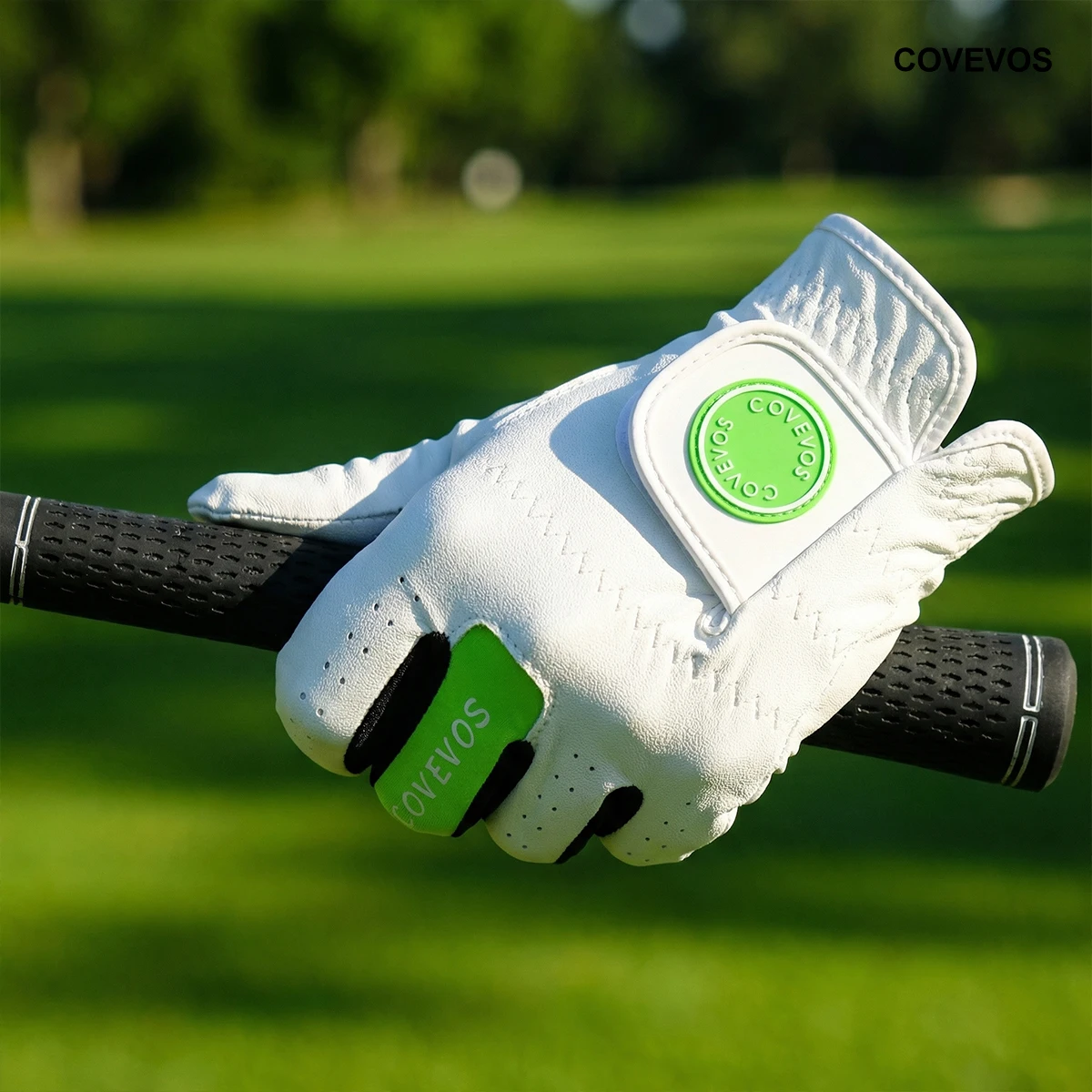 Ein guter Golfhandschuh mit ergonomischem Design aus Belüftungslöchern und Handgelenkschnalle zur Verbesserung der Schwungstabilität Image