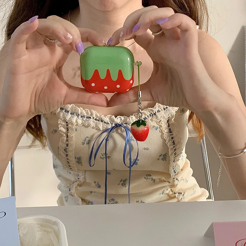 Niedliche exquisite rote Erdbeere, geeignet für Apple AirPods 4, 3, 2, 1, Pro, Stoßstange, weiche Hülle, Kopfhörer-Schutzhülle, weißer Polka Dot Image