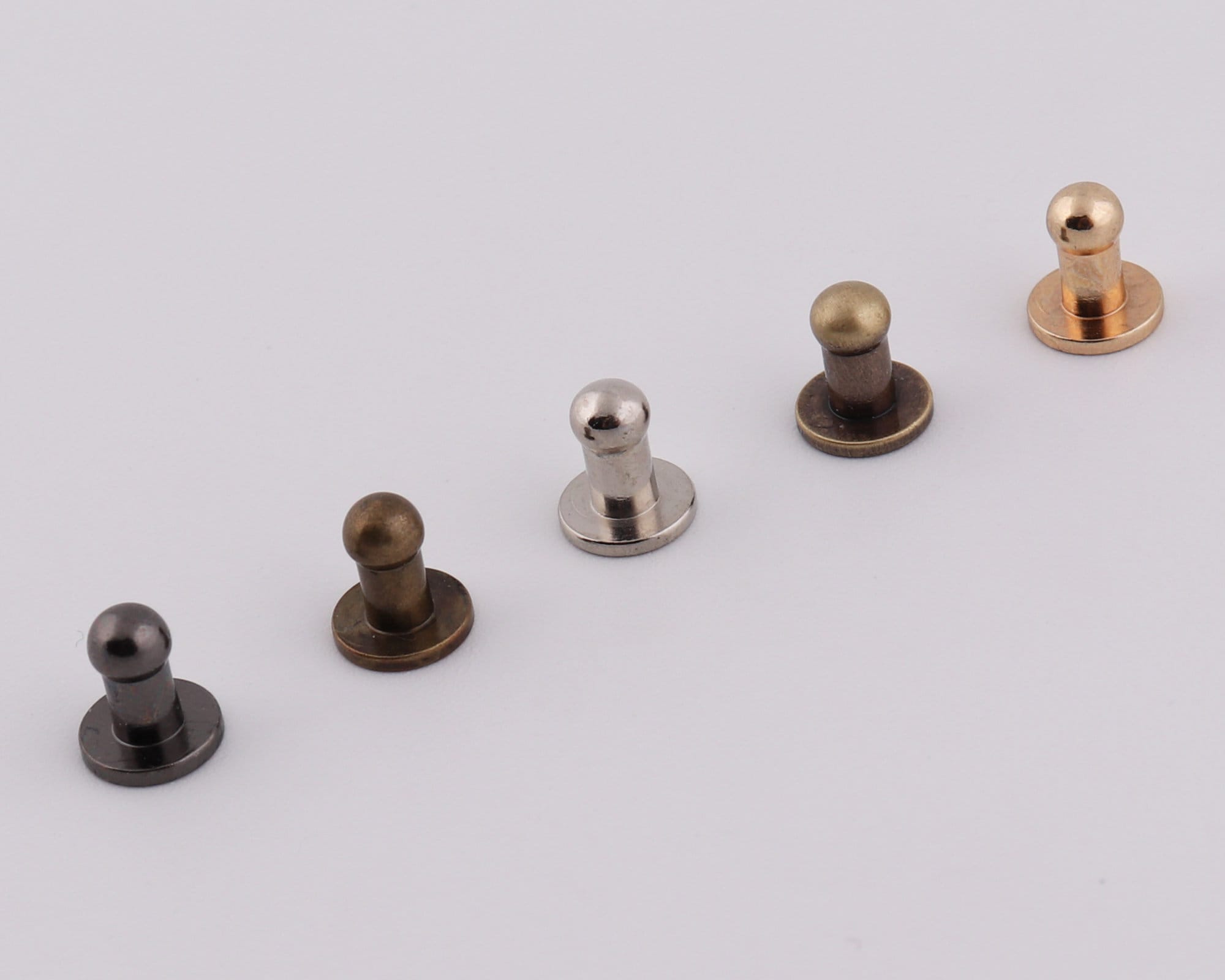 Rivetti a vite in metallo da 4 mm testa rotonda rivetti avvitato in pelle rivetto metallo bottone avvitamento perni 10-20-30 set