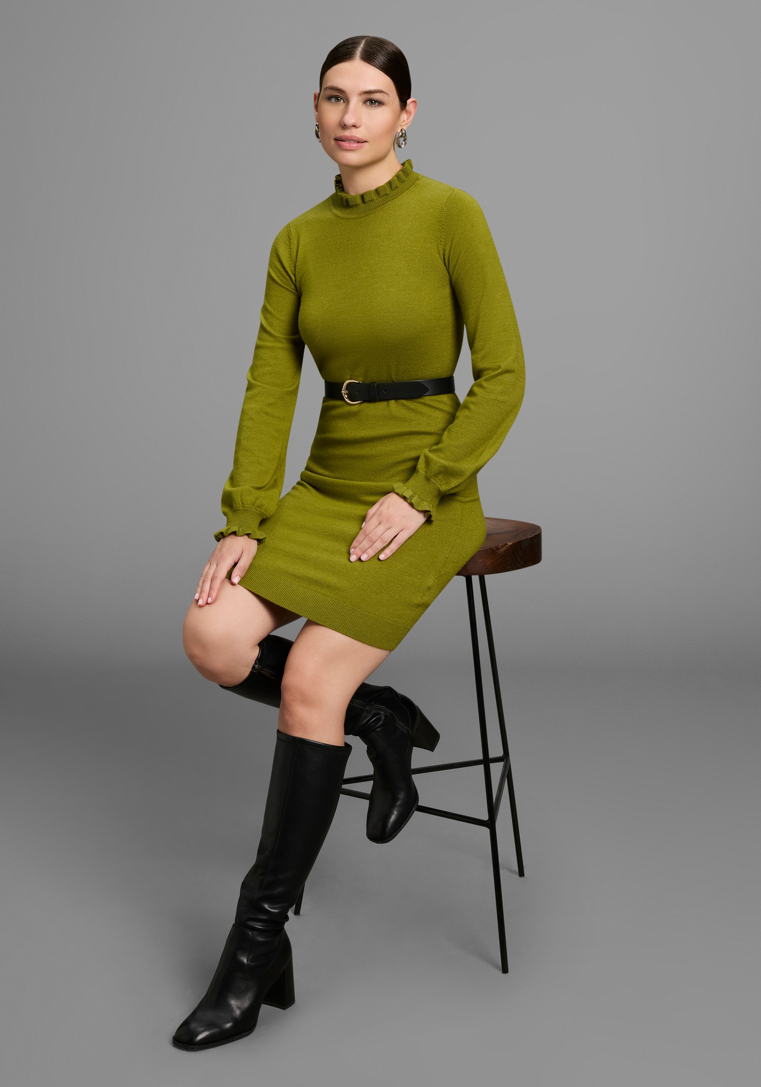 Strickkleid LAURA SCOTT, Damen, Gr. 36, N-Gr, grün (avocado), Strick, Obermaterial: 50% Viskose, 28% Polyester, 22% Polyamid, clean, unifarben, figurbetont mini, Rundhals, Rüschen, Kleider Strickkleid, aus Viskosemischung mit femininem Rüschendetail