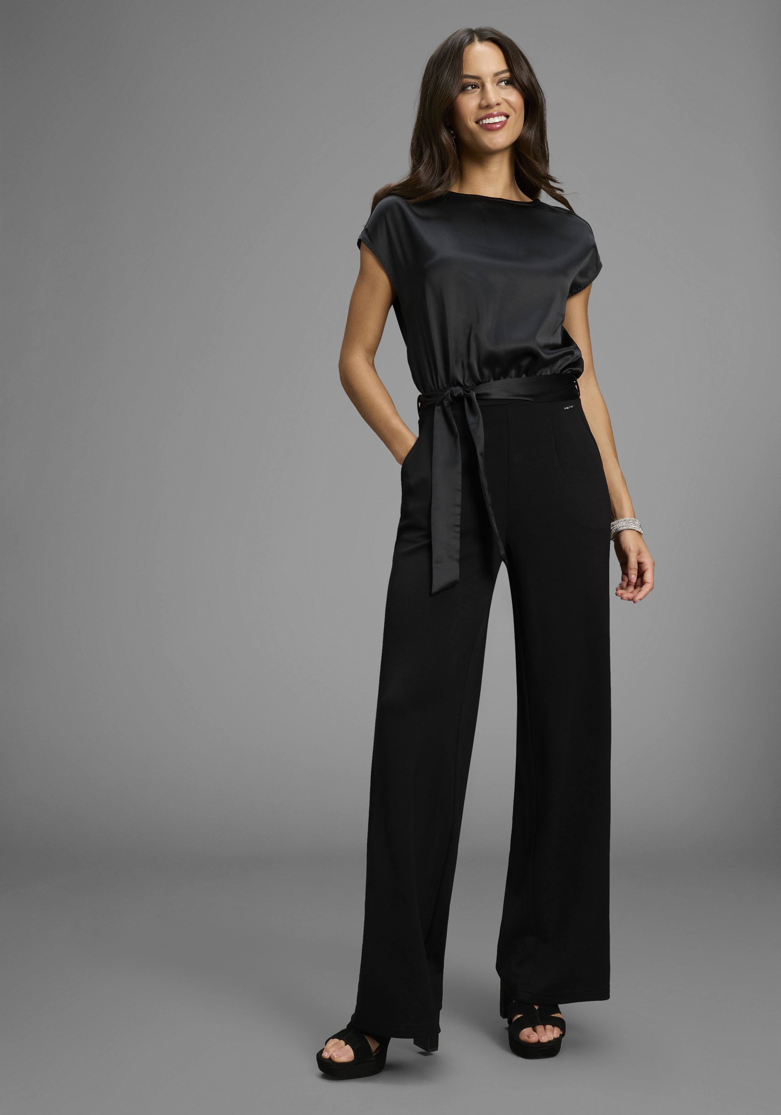 Jumpsuit LAURA SCOTT, Damen, Gr. 36, schwarz, Satin, Obermaterial: 63% Viskose, 32% Polyester, 5% Elasthan. Bluse: 100% Polyester, glänzend, unifarben, festlich, bequem, Rundhals, Overalls, aus glänzendem Satin mit bequemer Jersey-Hose - NEUE... Image