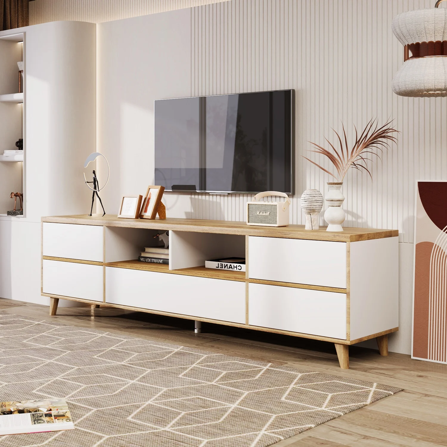 Meuble TV, Lowboard, meuble de salon en couleurs blanc et bois. Pantoufles et portes de style campagnard naturel.