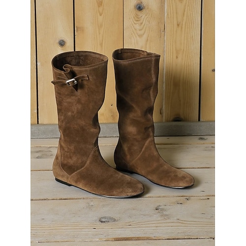 Damenstiefel aus braunem Wildleder mit halbhoher Wade und Kunstfellfutter für warme Wintertemperaturen, stilvolles und bequemes Schuhwerk für die Freizeit Image