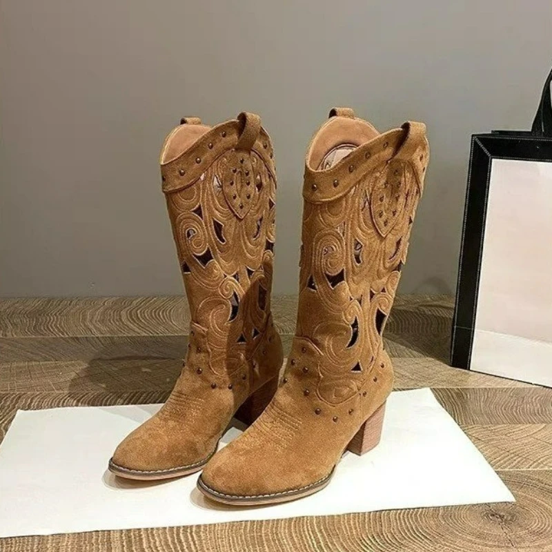 Damenstiefel, hohl bestickt, Westernstiefel, Retro-Wildleder, Cowboystiefel, klobige Absätze, Damenschuhe, Designer-Nieten-Stiefel mit mittlerer Wade Image