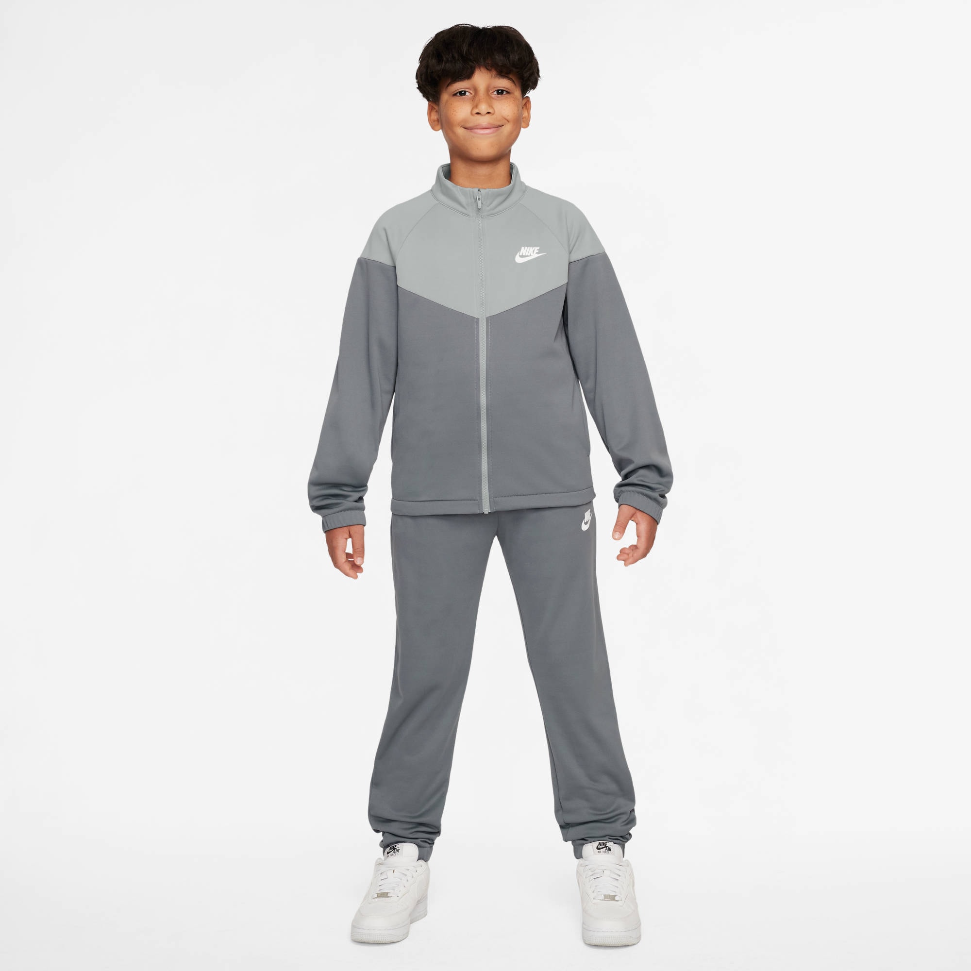 Trainingsanzug NIKE SPORTSWEAR "K NSW DF TRACKSUIT PK FZ", Kinder, Gr. L, smoke grau, lt smoke grau, weiß, Obermaterial: 100% Polyester, Sportanzüge Image