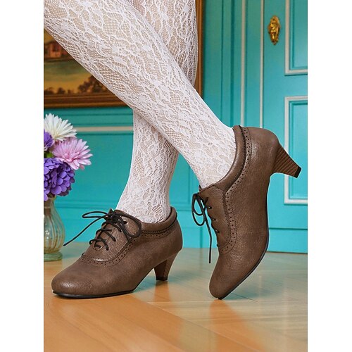 Braune Oxford-Schuhe zum Schnüren für Damen mit niedrigem Blockabsatz und Brogue-Details, Vintage-Kleiderschuhe im Edwardian-Stil der 1950er Jahre für Cosplay, Retro-Partys tägliche Mode-Outfits Image
