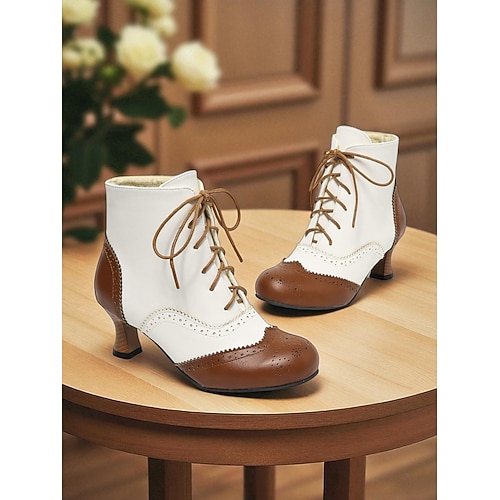 Damenstiefeletten im viktorianischen Edwardian-Stil in Weiß und Schwarz mit Schnürung, Brogue-Details und Kitten Heel – Vintage-Stiefel für Damen, perfekt für Cosplay, Steampunk historische Image