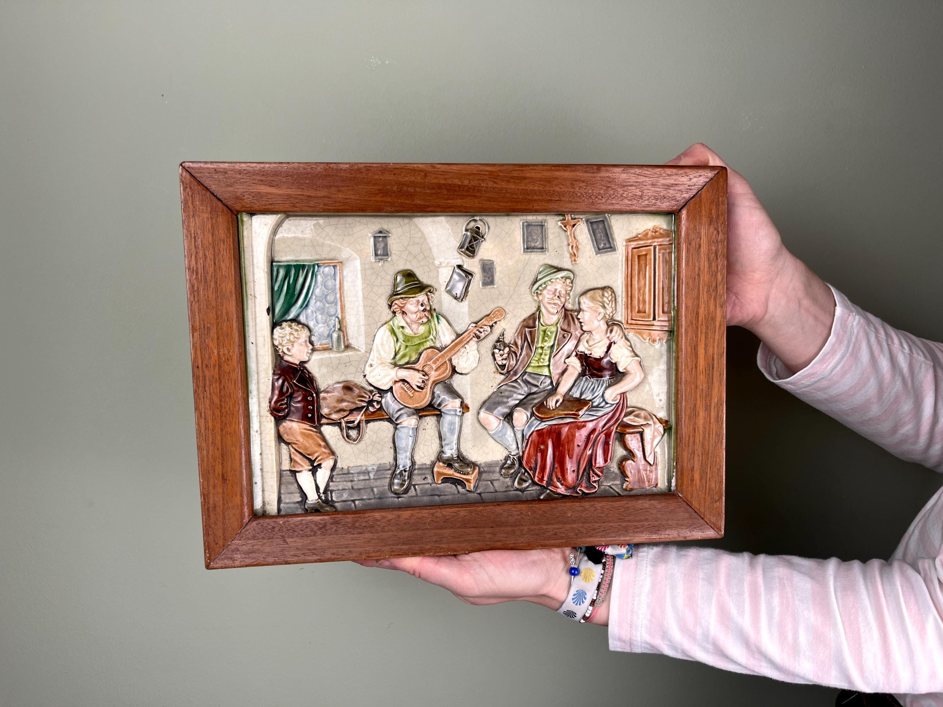Rilievo in maiolica - arte popolare | Quadro murale in piastrelle con cornice in legno | Quadro in piastrelle con scena rurale, locanda